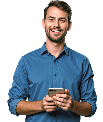 Pessoa sorrindo com um e-mail na mão