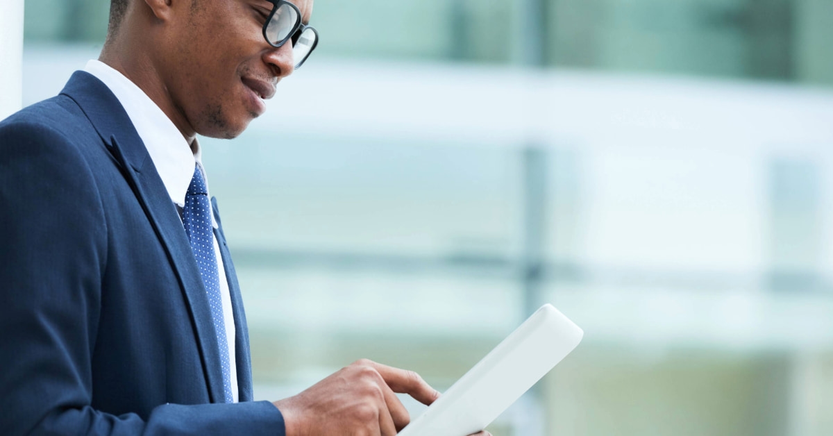 Homem com tablet na mão pesquisa o que é certificado digital