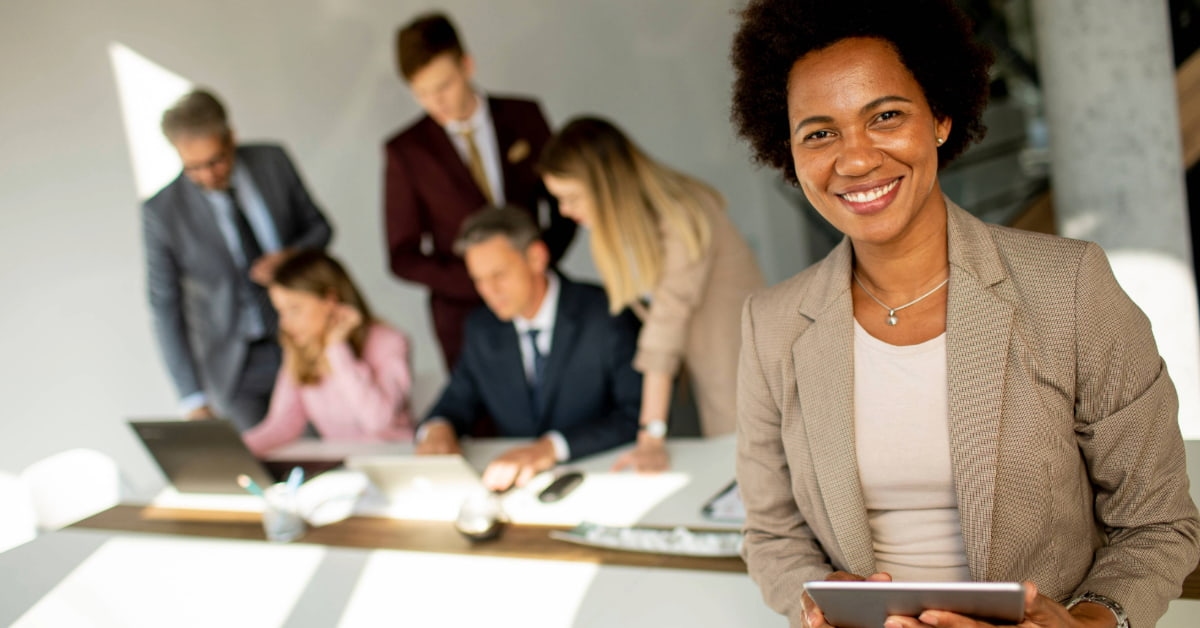 Empresária aplicando o que é gestão empresarial